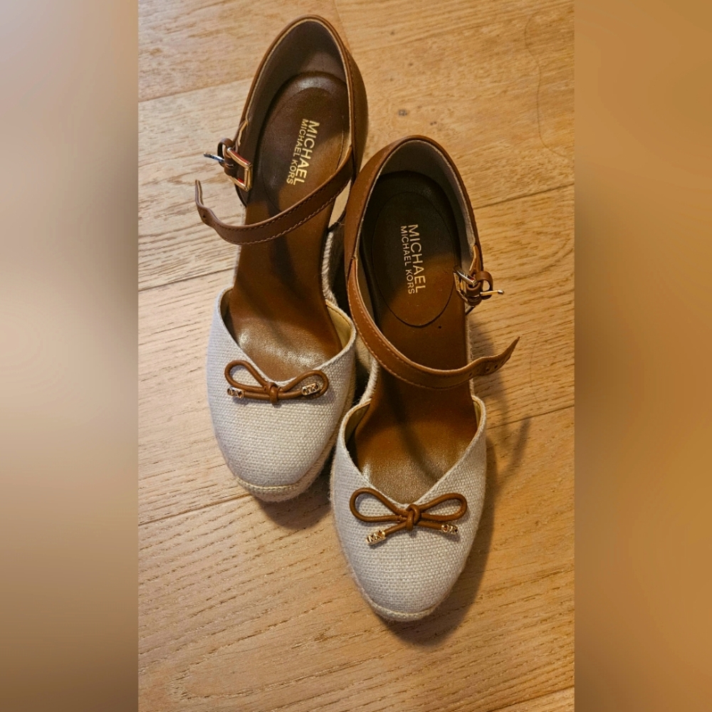 Michael Kors Tan and Cream Heels Elegant Design
